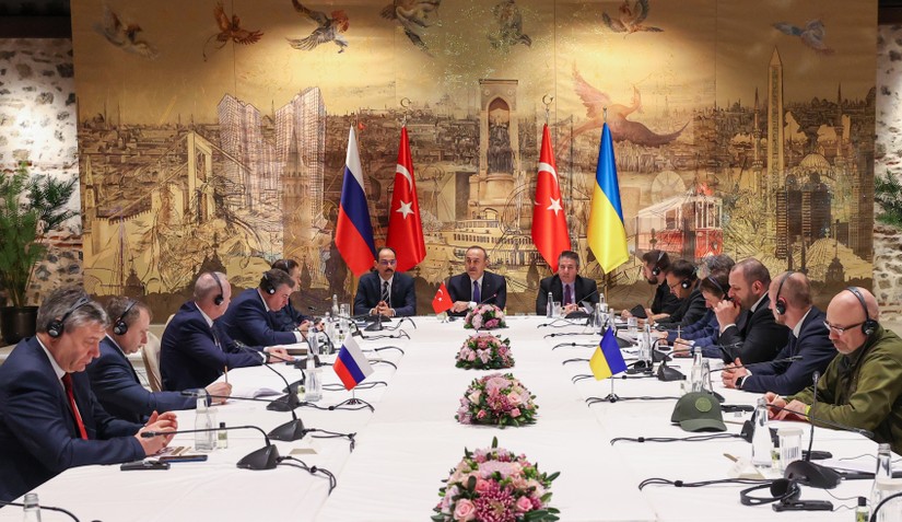 Ngoại trưởng Thổ Nhĩ Kỳ Mevlut Cavusoglu (giữa) chủ trì các cuộc đàm phán hòa bình giữa Nga và Ukraine tại Văn phòng Tổng thống ở Istanbul, Thổ Nhĩ Kỳ, ngày 29/3/2022. Ảnh: Anadolu Agency 