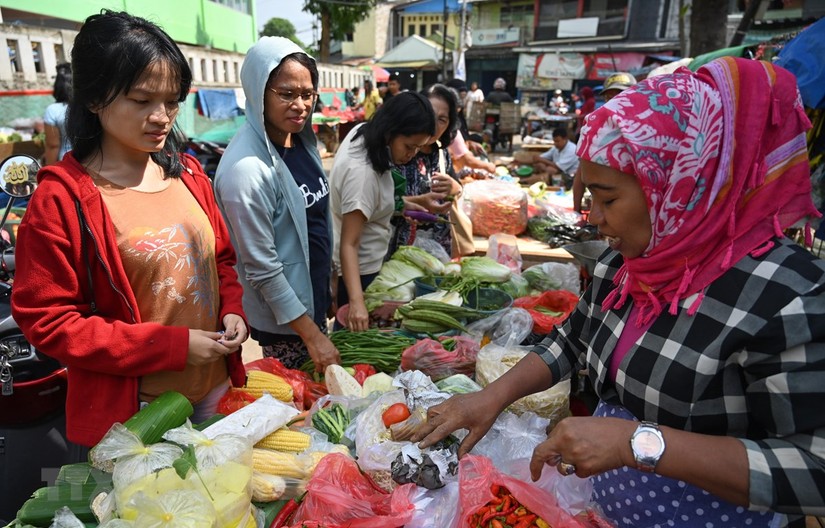 Người dân mua thực phẩm tại chợ ở Jakarta, Indonesia. Ảnh: AFP