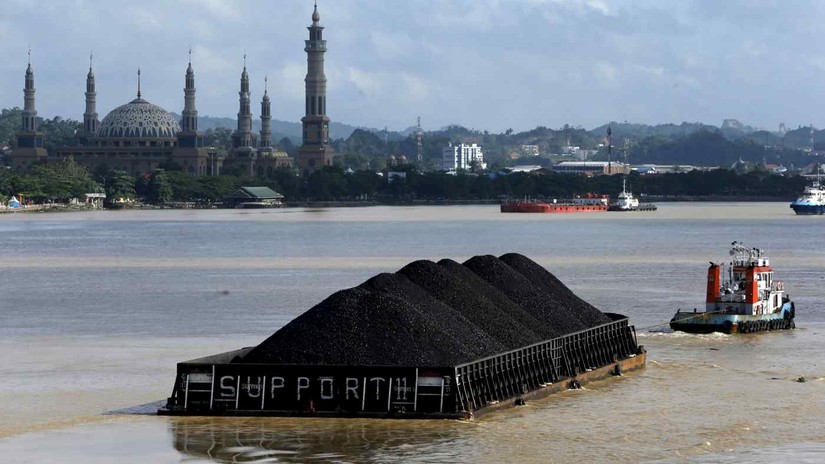 Một sà lan chở than trên sông Mahakam ở Indonesia. Ảnh: Reuters
