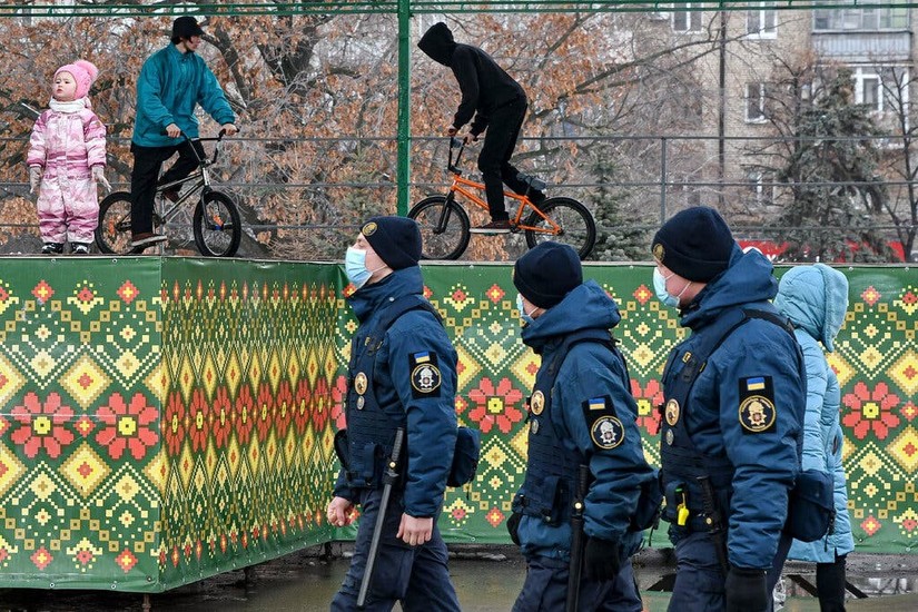 Lực lượng Vệ binh Quốc gia Ukraine tuần tra một quảng trường ở Sloviansk vào đầu tháng 2. Ảnh: AP