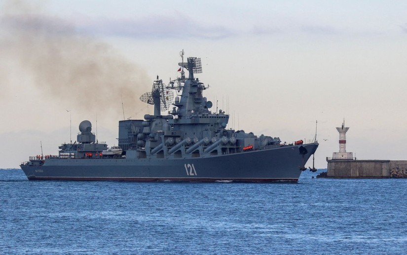 Hình ảnh chiến hạm Moskva của Hải quân Nga trở lại bến cảng sau khi theo dõi các tàu chiến của NATO ở Biển Đen, tại cảng Sevastopol, Crimea ngày 16/11/2021. Ảnh: Reuters