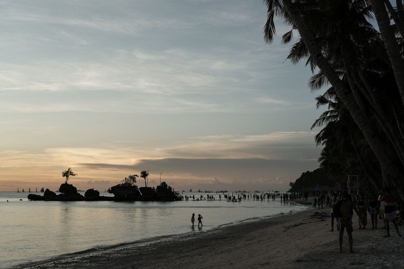 Du khách tại bãi biển Boracay, Aklan, Philippines. Trong tháng 3, gần 100.000 khách du lịch đã đến Philippines, khi quốc gia này mở cửa trở lại với 157 nước. Ảnh: Bloomberg