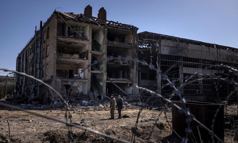 Nhà máy chế tạo máy Vizar ở ngoại ô Kiev, Ukraine bị hư hại sau cuộc tập kích tên lửa, ngày 15/4. Ảnh: AFP