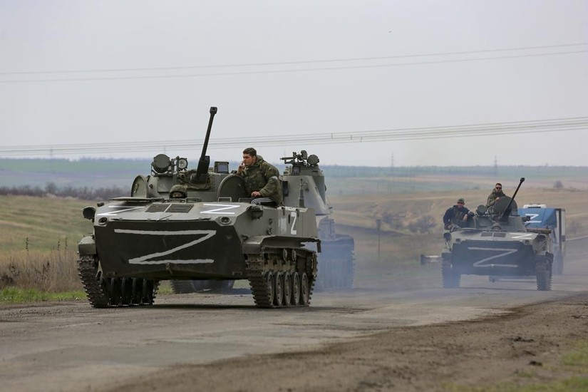Các phương tiện quân sự của Nga di chuyển trên đường cao tốc trong khu vực do lực lượng ly khai kiểm soát gần Mariupol, Ukraine, ngày 18/4. Ảnh: AP