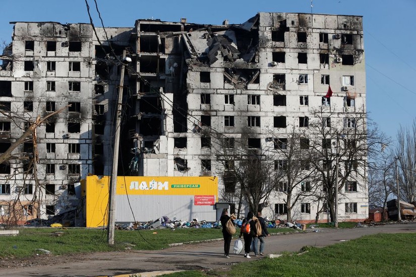 Người dân tại thành phố Mariupol, Ukraine ngày 20/4. Ảnh: Reuters