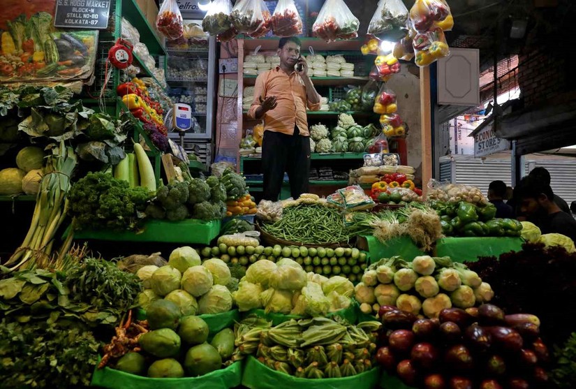 Một người bán rau ở Kolkata, Ấn Độ. Ảnh: Reuters