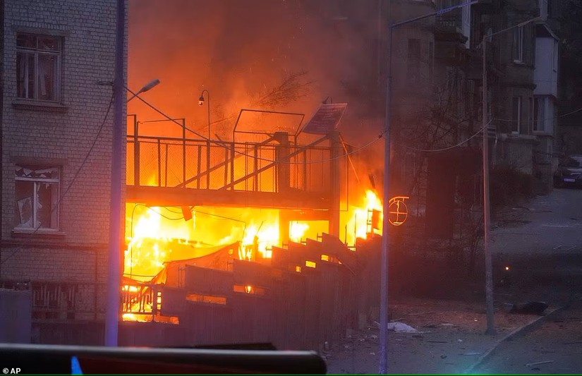 Hiện trường vụ cháy tại thủ đô Kiev, Ukraine ngày 28/4. Ảnh: AP 
