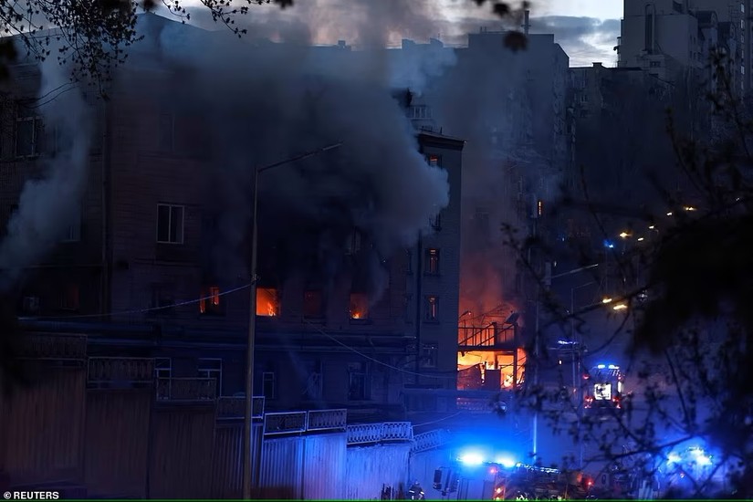 Hỏa hoạn xảy ra sau một vụ không kích bằng tên lửa tại Kiev, Ukraine, ngày 28/4. Ảnh: Reuters