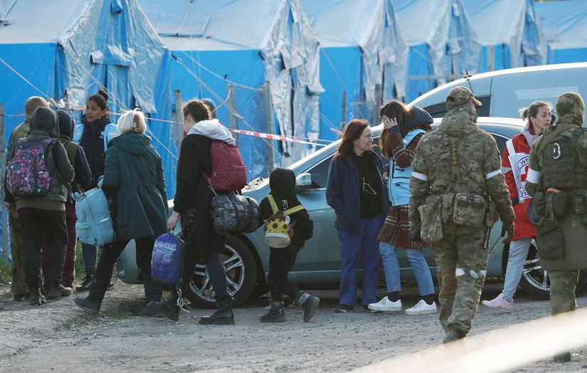 Thường dân sơ tán khỏi nhà máy thép Azovstal ở Mariupol, Ukraine. Họ di chuyển đến một trung tâm lưu trú tạm thời ở làng Bezimenne, vùng Donetsk. Ảnh: Reuters
