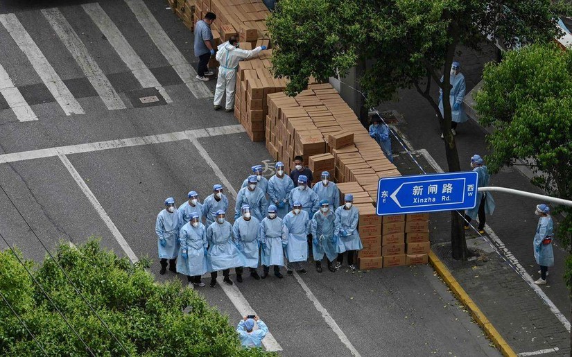 Thành phố Thượng Hải thực hiện nhiều biện pháp chống dịch nhằm sớm kiểm soát được dịch bệnh. Ảnh: AFP