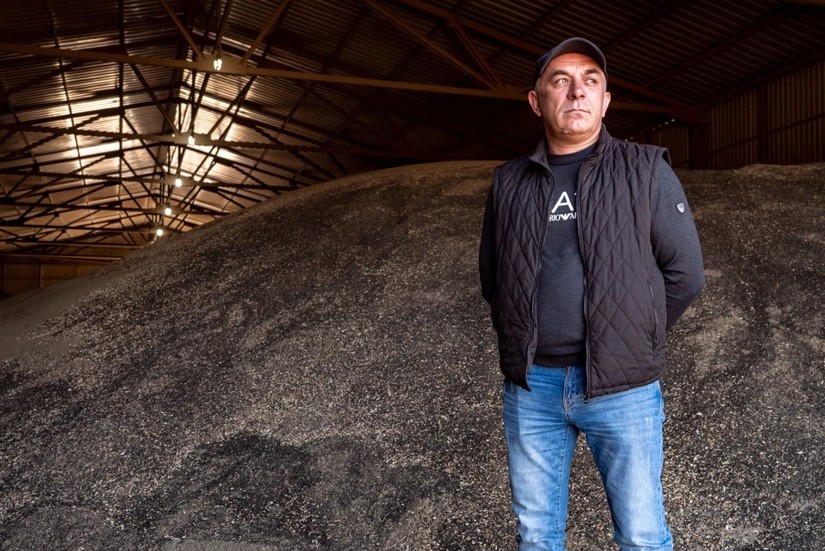 Ông Roman Tarasevich, người nông dân Ukraine đứng bên một núi hạt hướng dương chưa bán được trong một nhà kho ở Zaporizhzhia. Ảnh: NBC