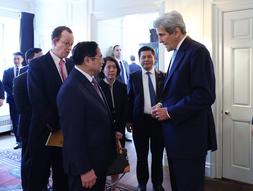 Thủ tướng Chính phủ Phạm Minh Chính có cuộc trao đổi với Đặc phái viên của Tổng thống Mỹ về khí hậu John Kerry. Ảnh: VGP