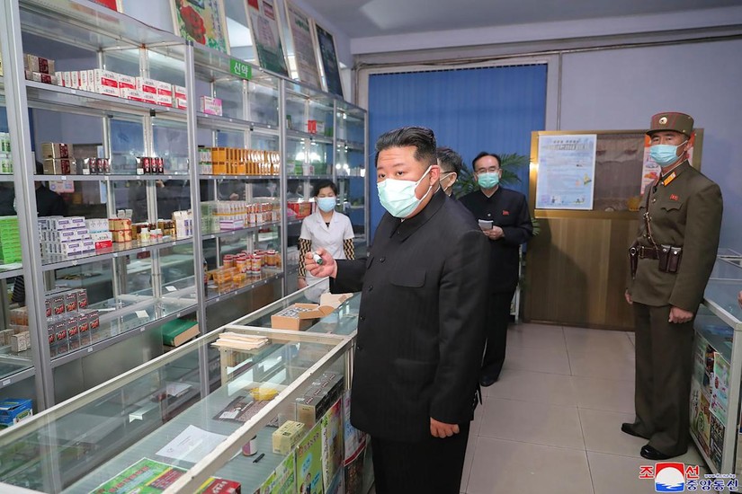 Nhà lãnh đạo Triều Tiên Kim Jong-un đến thăm một hiệu thuốc ở Bình Nhưỡng, Triều Tiên, 15/5/2022. Ảnh: KCNA