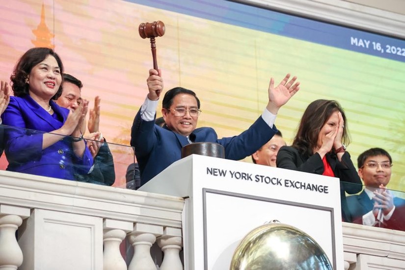 Thủ tướng Chính phủ Phạm Minh Chính gõ búa kết thúc phiên giao dịch tại Sàn giao dịch chứng khoán New York (NYSE) ngày 16/5 theo giờ địa phương. Ảnh: VGP