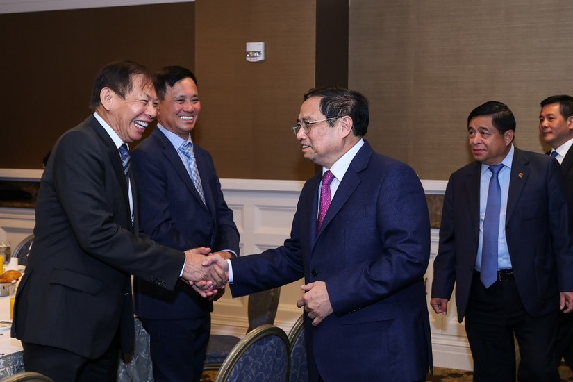 Thủ tướng với các doanh nhân Việt kiều ở San Francisco, Mỹ. Ảnh: VGP