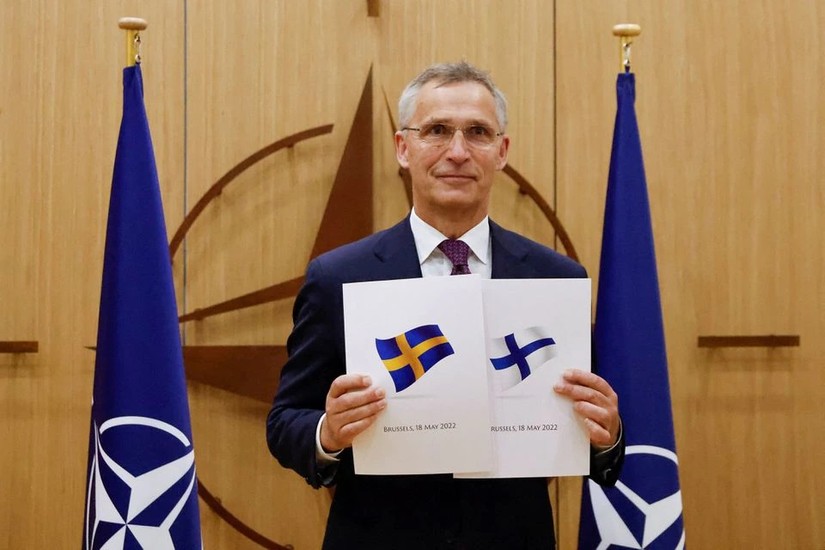 Tổng thư ký NATO Jens Stoltenberg cầm hai đơn xin gia nhập thành viên của Thụy Điển và Phần Lan tại Brussels, Bỉ, ngày 18/5. Ảnh: Reuters