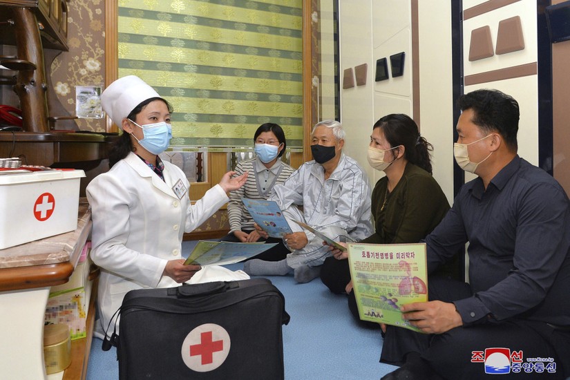 Một bác sĩ đến thăm một gia đình trong một hoạt động nâng cao nhận thức cộng đồng về các biện pháp phòng chống Covid-19, tại Bình Nhưỡng, Triều Tiên, 17/5. Ảnh: KCNA