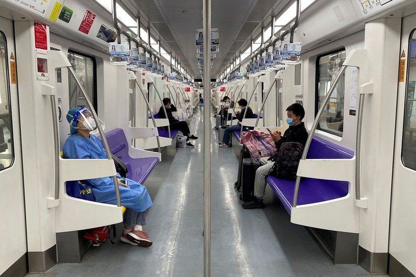 Các hành khách đi trên tàu điện ngầm vào ngày đầu tiên các dịch vụ tàu điện ngầm của Thượng Hải (Trung Quốc) hoạt động trở lại, ngày 22/5. Ảnh: Reuters