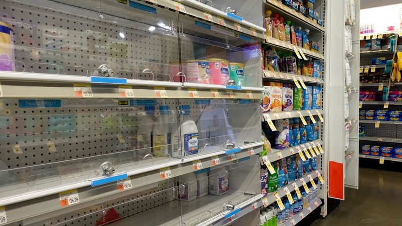 Một kệ bày sữa công thức trống rỗng tại một hiệu thuốc Walgreens ở New York, Mỹ, ngày 9/5. Ảnh: CNN