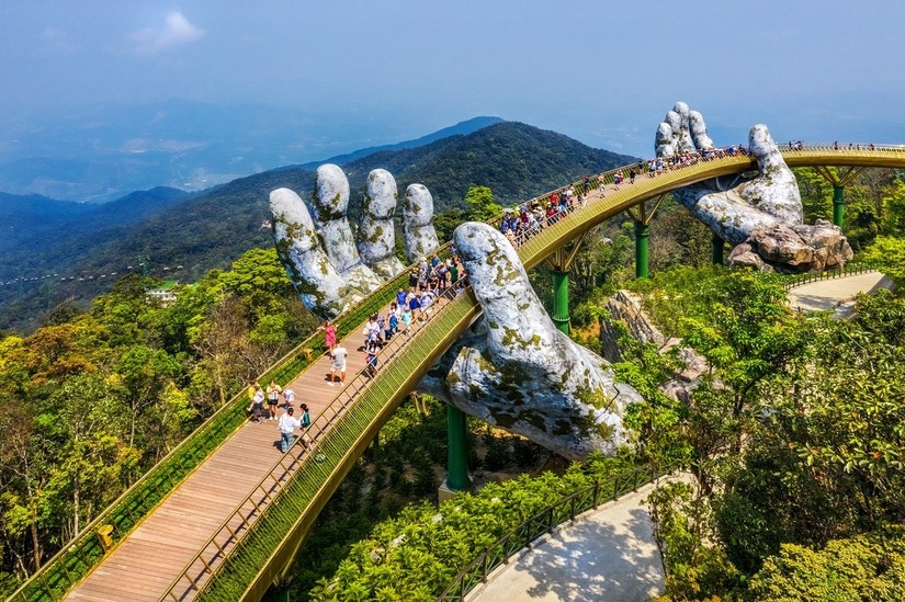 Cầu Vàng, Đà Nẵng là một điểm du lịch hấp dẫn khi khám phá Việt Nam. Ảnh: Shutterstock