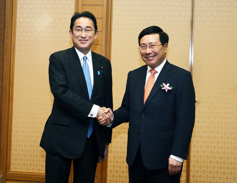 Phó Thủ tướng Phạm Bình Minh chào Thủ tướng Nhật Bản Kishida Fumio. Ảnh: VGP