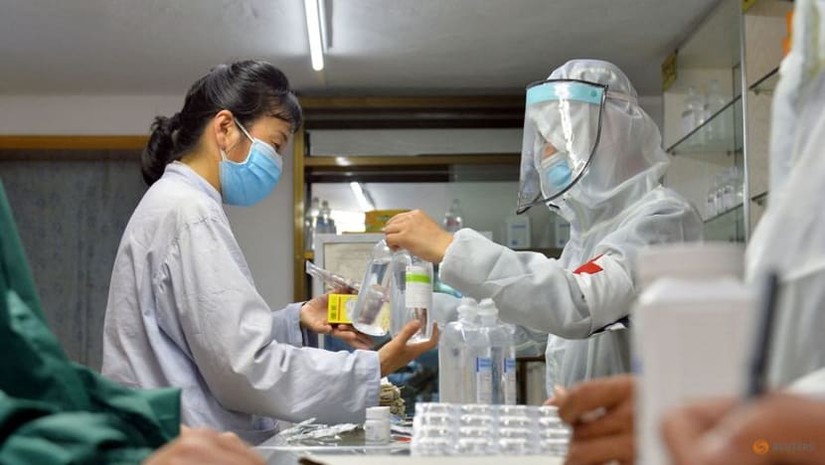 Các bác sĩ quân y tham gia phân phối thuốc tại một hiệu thuốc ở Bình Nhưỡng, Triều Tiên, ngày 22/5. Ảnh: KCNA