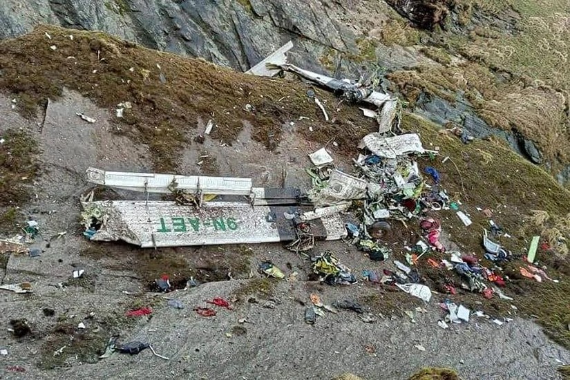 Hiện trường đổ nát của chiếc máy bay Nepal mất tích hôm 29/5 trên một sườn núi, ngày 30/5 . Ảnh: AFP