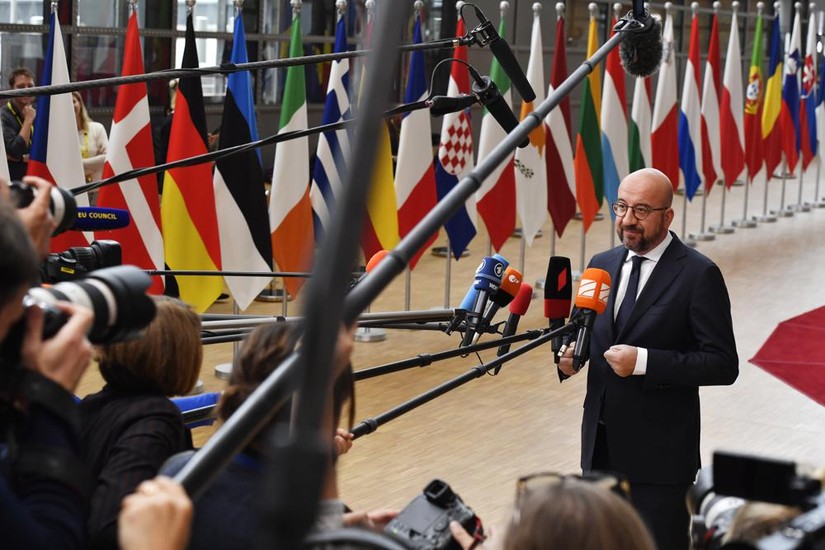 Chủ tịch Hội đồng châu Âu (EC) Charles Michel phát biểu trước truyền thông về cuộc họp bất thường của các lãnh đạo EU. Ảnh: AP