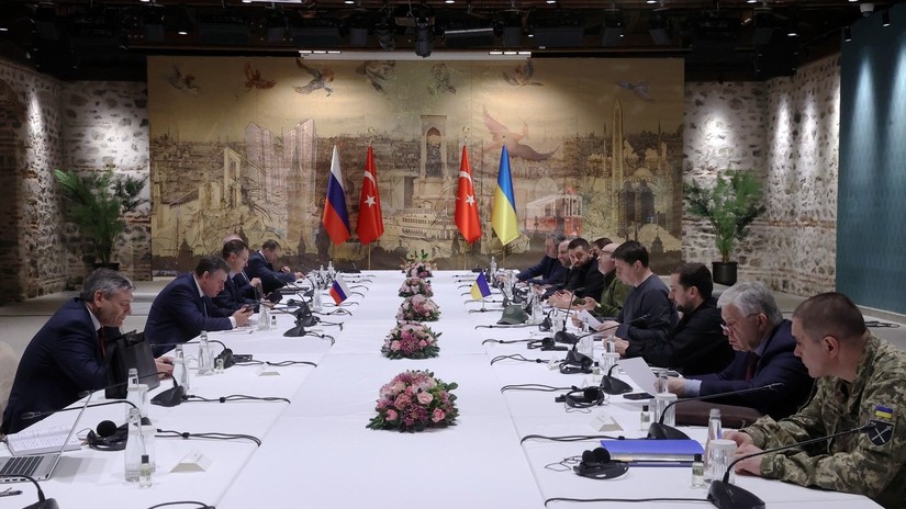 Phái đoàn Nga và Ukraine tại vòng đàm phán trực tiếp đầu tiên giữa hai nước ở Thổ Nhĩ Kỳ hồi tháng 3/2022. Ảnh: RT