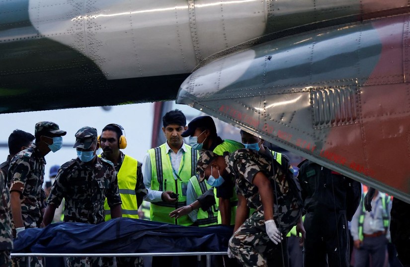 Lực lượng cứu hộ Nepal đã đưa được toàn bộ 22 thi thể ra khỏi đống đổ nát. Ảnh: Reuters