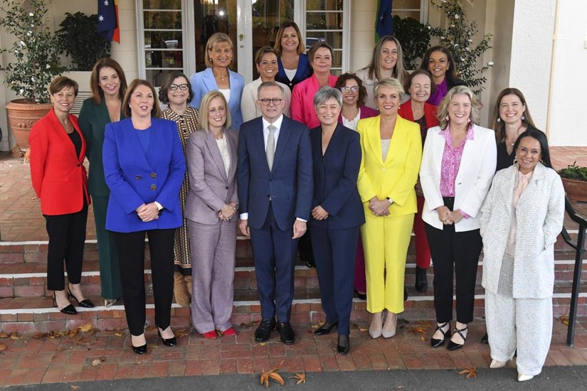 Thủ tướng Australia Anthony Albanese (giữa) cùng các nữ thành viên nội các tại buổi lễ tuyên thệ. Ảnh: AP