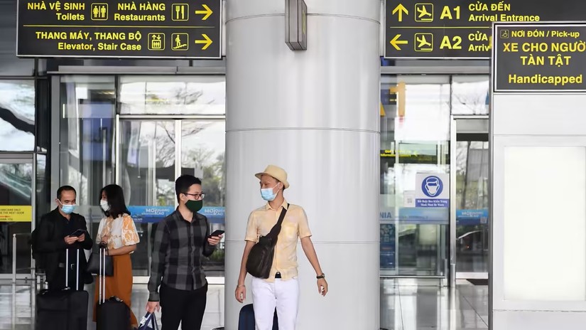 Hành khách tại sân bay quốc tế Nội Bài. Việt Nam đã bãi bỏ nhiều quy định phòng Covid-19, bao gồm cả việc hạn chế đi lại. Ảnh: AFP