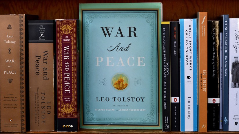 Các tác phẩm của nhà văn Lev Tolstoy, bao gồm tiểu thuyết Chiến tranh và Hòa bình" tại Hiệu sách City Lights ở San Francisco, Mỹ. Ảnh: RT