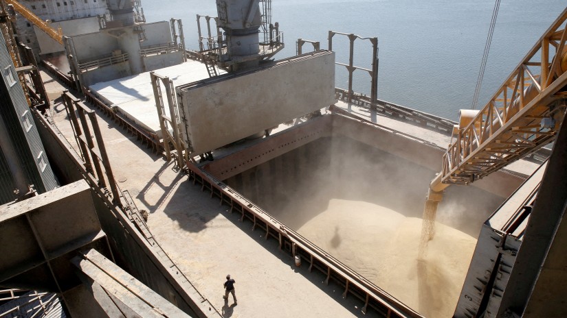 Một con tàu chở lúa mì cập bến vận chuyển hàng hóa ở Nikolaev, miền nam Ukraine. Ảnh: Reuters