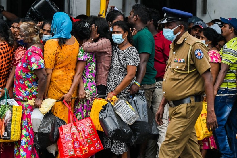 Người dân xếp hàng mua dầu hỏa để sử dụng trong gia đình tại một trạm tiếp tế ở Colombo, ngày 26/5. Ảnh: AFP