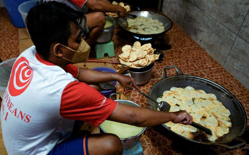 Một cơ sở sản xuất khoai tây chiên tại ở Jakarta, Indonesia, ngày 18/5. Ảnh: AFP