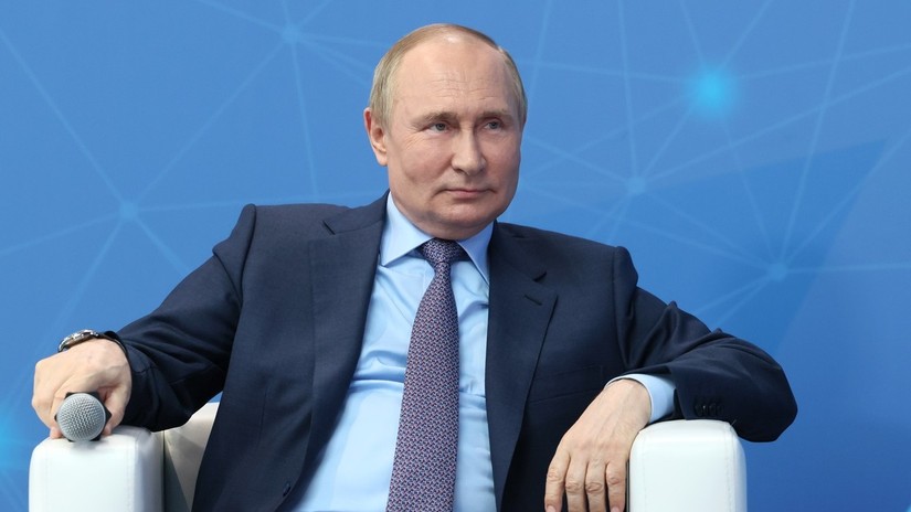 Tổng thống Nga Vladimir Putin trong cuộc gặp doanh nhân trẻ tại Moscow hôm 9/6. Ảnh: Sputnik