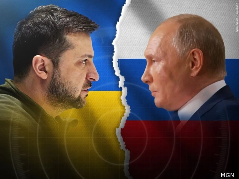 Tổng thống Ukraine Volodymyr Zelensky (trái) đã áp đặt các biện pháp trừng phạt, bao gồm đóng băng tài sản và cấm đi lại, đối với Tổng thống Nga Vladimir Putin (phải). Ảnh: AP