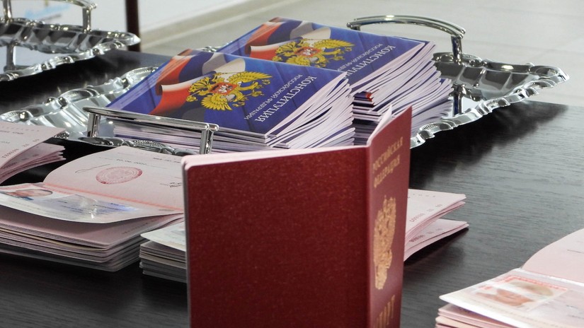 Hoạt động cấp hộ chiếu Nga đã bắt đầu tiến hành cho cư dân tại khu vực Kherson, Ukraine. Ảnh: TASS