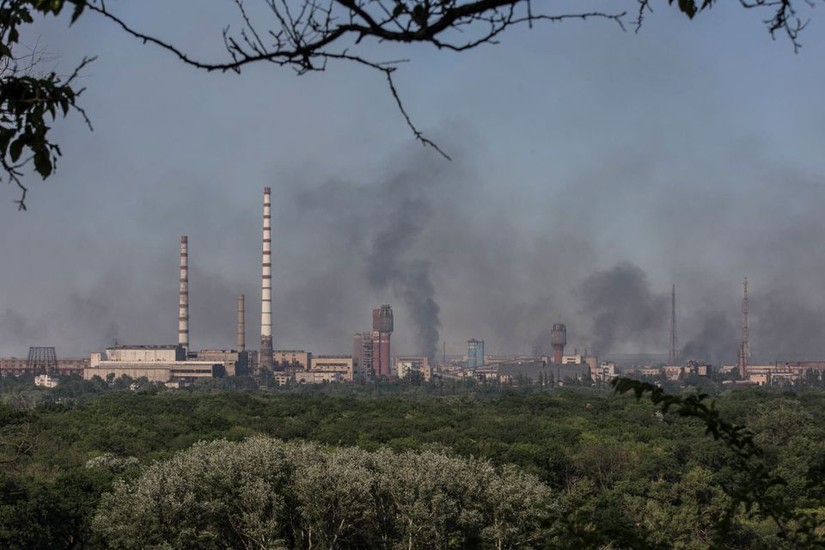 Khói bốc lên sau các cuộc giao tranh tại khu phức hợp nhà máy hóa chất Azot ở thành phố Severodonetsk, tỉnh Lugansk, miền đông Ukraine. Ảnh: Reuters