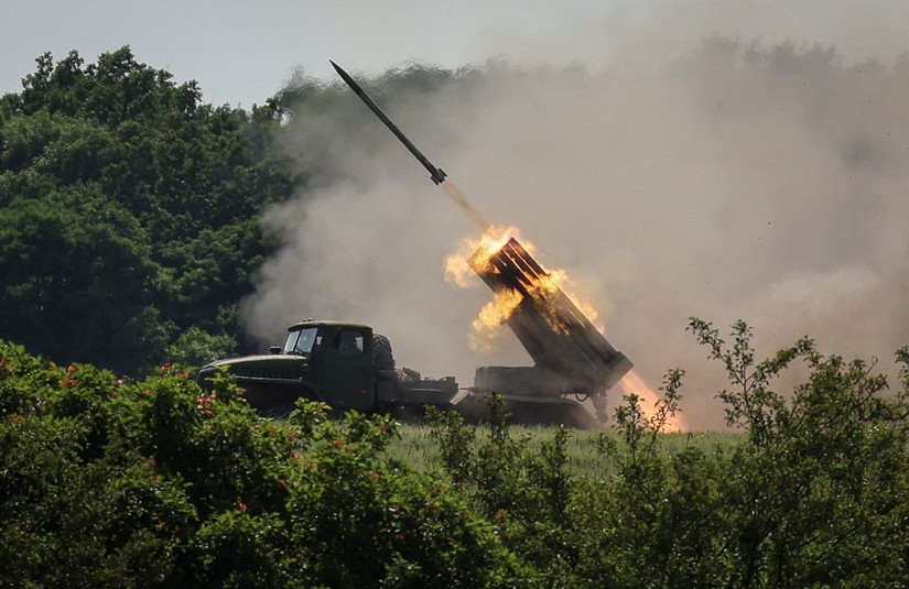 Lực lượng Ukraine khai hỏa hệ thống tên lửa BM-21 Grad, gần thị trấn Lysychansk, vùng Lugansk, Ukraine, ngày 12/6. Ảnh: Reuters