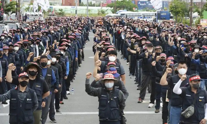 Cuộc đình công của các tài xế xe tải tại Ulsan, Hàn Quốc, ngày 13/6. Ảnh: AP