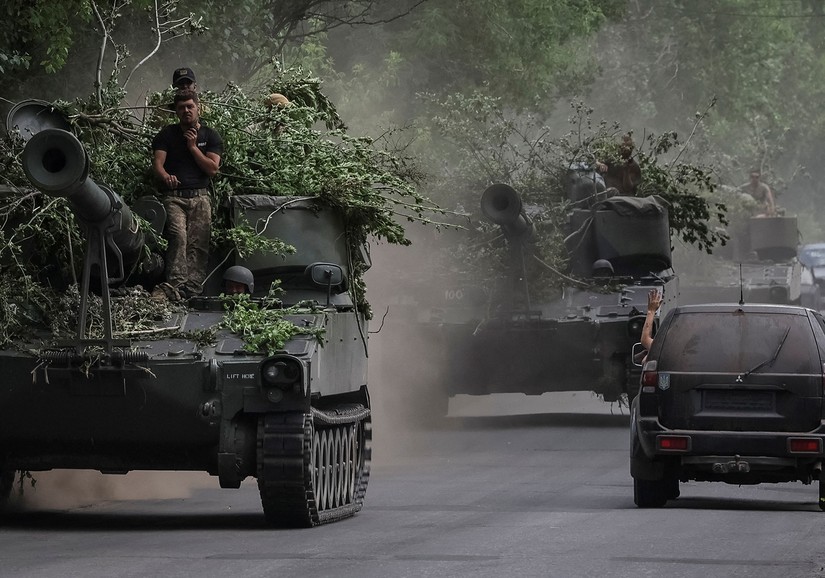Lực lượng Ukraine ngồi trên pháo tự hành ở vùng Donetsk, Ukraine, ngày 13/6. Ảnh: Reuters