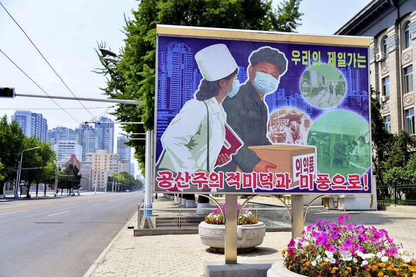 Một tấm biển mô tả cảnh vận chuyển thuốc men tại một con đường ở Bình Nhưỡng, Triều Tiên, ngày 23/5. Ảnh: Kyodo