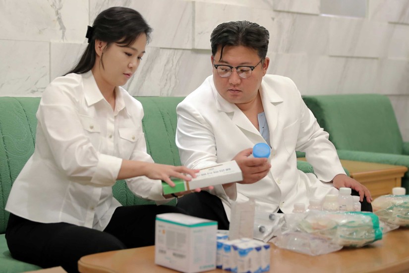 Nhà lãnh đạo Triều Tiên Kim Jong-un và phu nhân Ri Sol-ju gửi thuốc tự chuẩn bị tại nhà tới thành phố Haeju để đối phó với đợt bùng phát dịch bệnh truyền nhiễm mới. Ảnh: KCNA
