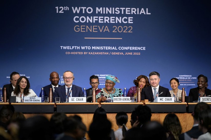 Tổng Giám đốc Tổ chức Thương mại Thế giới Ngozi Okonjo-Iweala phát biểu trong phiên bế mạc Hội nghị Bộ trưởng Tổ chức Thương mại Thế giới ở Geneva, Thụy Sỹ, ngày 17/6. Ảnh: Reuters