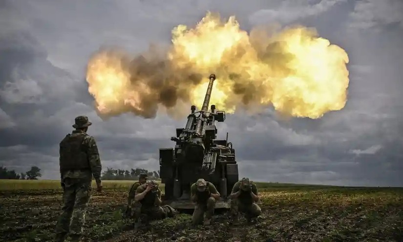 Binh sĩ Ukraine khai hỏa bằng pháo tự hành ở khu vực Donbas, miền Đông Ukraine. Ảnh: AFP