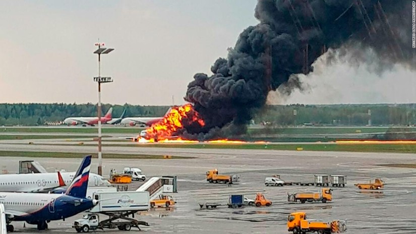 Chiếc máy bay bốc cháy dữ dội tại sân bay Sân bay Quốc tế Miami, Mỹ. Ảnh: CNN