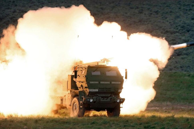 Mỹ sẽ gửi thêm 4 Hệ thống Tổ hợp pháo phản lực cơ động cao (HIMARS) cho Ukraine. Ảnh: AP