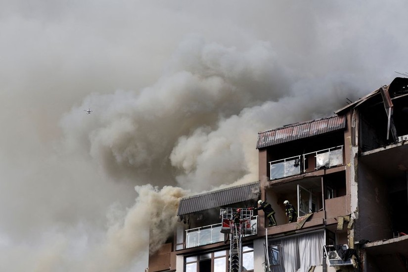 Thủ đô Kiev mù mịt khói sau trận không kích tên lửa, ngày 26/6. Ảnh: Reuters